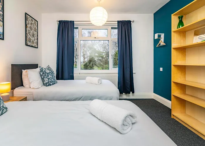 University View-Off-Street Parking-Sleeps 8-Fast Wifi