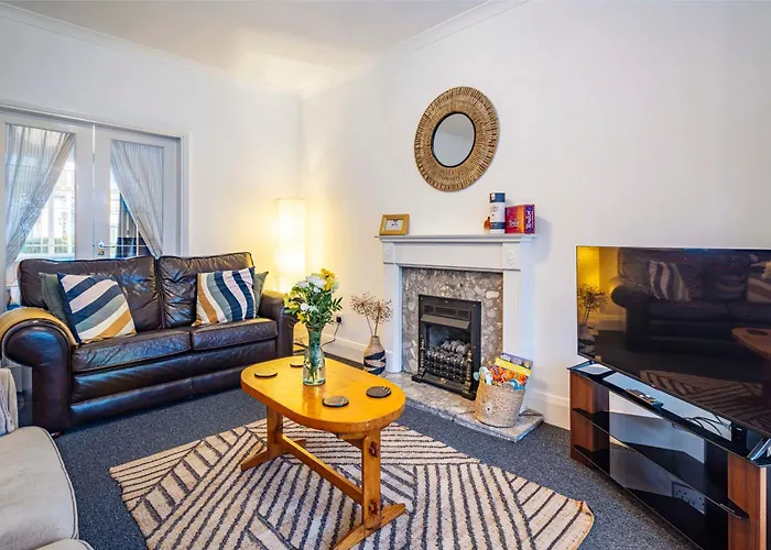 University View-Off-Street Parking-Sleeps 8-Fast Wifi