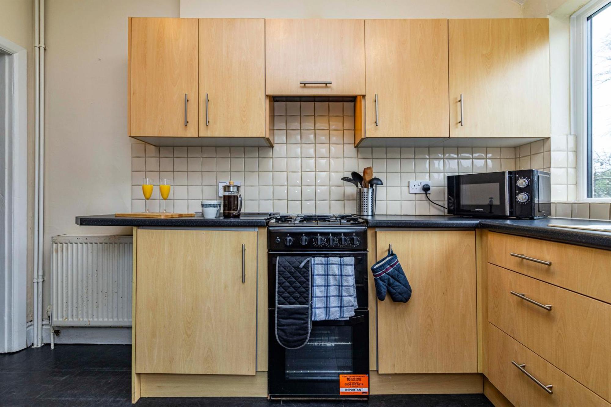 Holiday home View-off-street Parking-sleeps 8-fast Wifi *