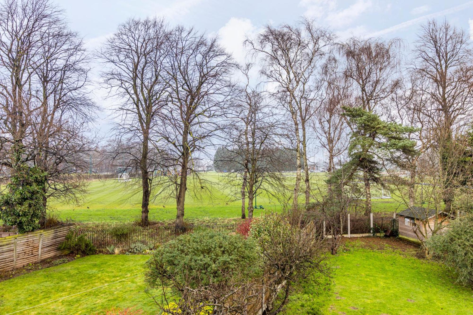 View-off-street Parking-sleeps 8-fast Wifi Holiday home