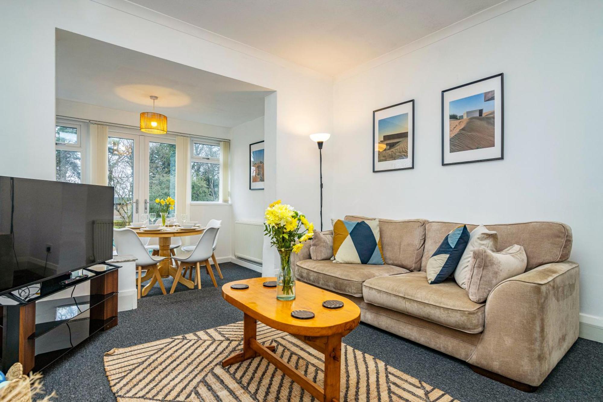 View-off-street Parking-sleeps 8-fast Wifi Holiday home *