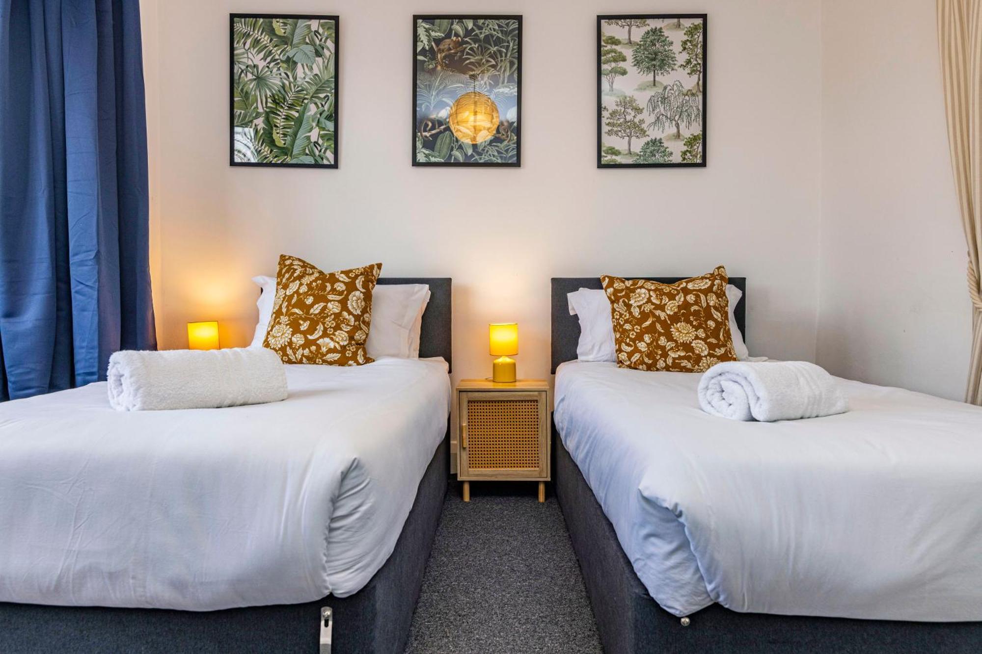 Holiday home View-off-street Parking-sleeps 8-fast Wifi *