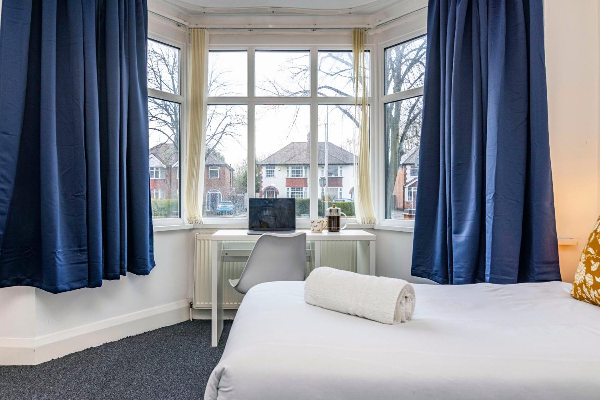 View-off-street Parking-sleeps 8-fast Wifi Holiday home Nottingham