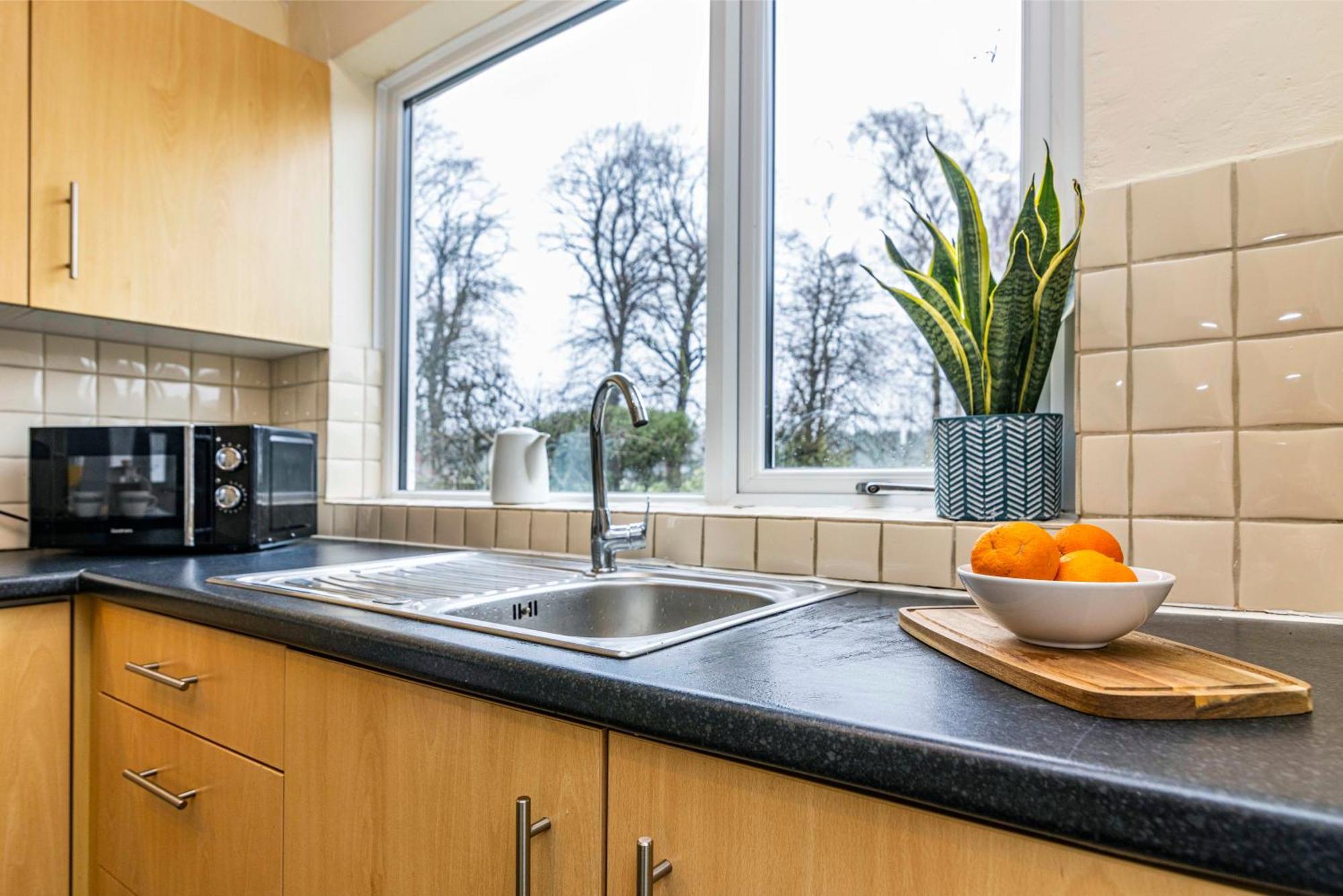 View-off-street Parking-sleeps 8-fast Wifi Nottingham