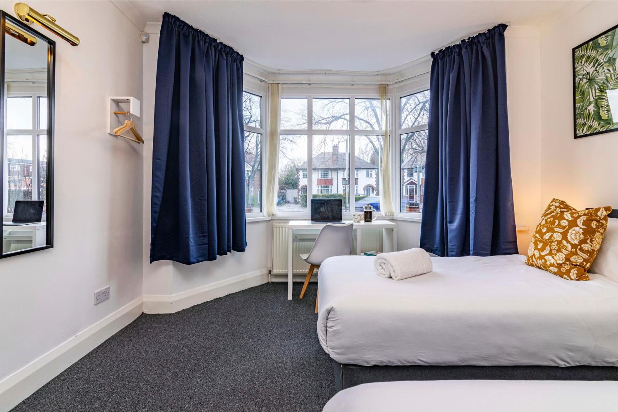 View-off-street Parking-sleeps 8-fast Wifi * Nottingham