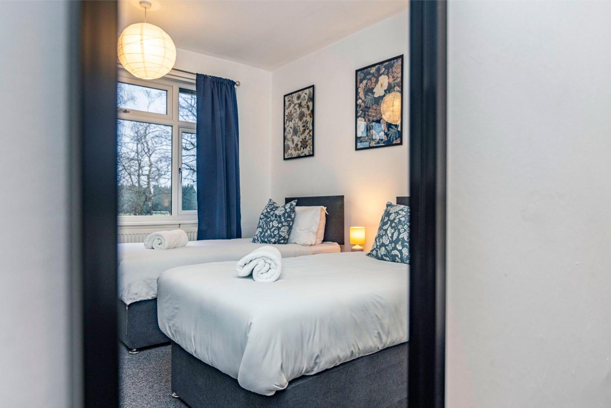 View-off-street Parking-sleeps 8-fast Wifi Holiday home