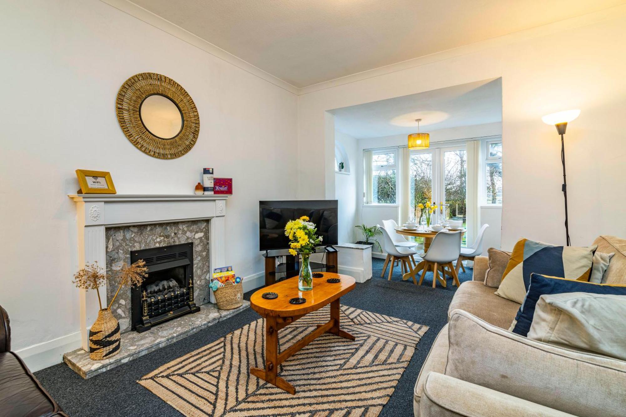 Holiday home View-off-street Parking-sleeps 8-fast Wifi
