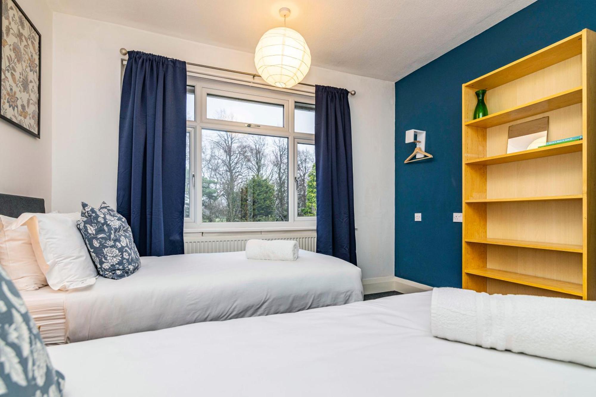 View-off-street Parking-sleeps 8-fast Wifi Holiday home *