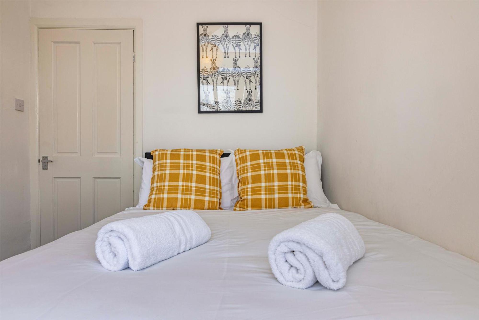 Holiday home View-off-street Parking-sleeps 8-fast Wifi *
