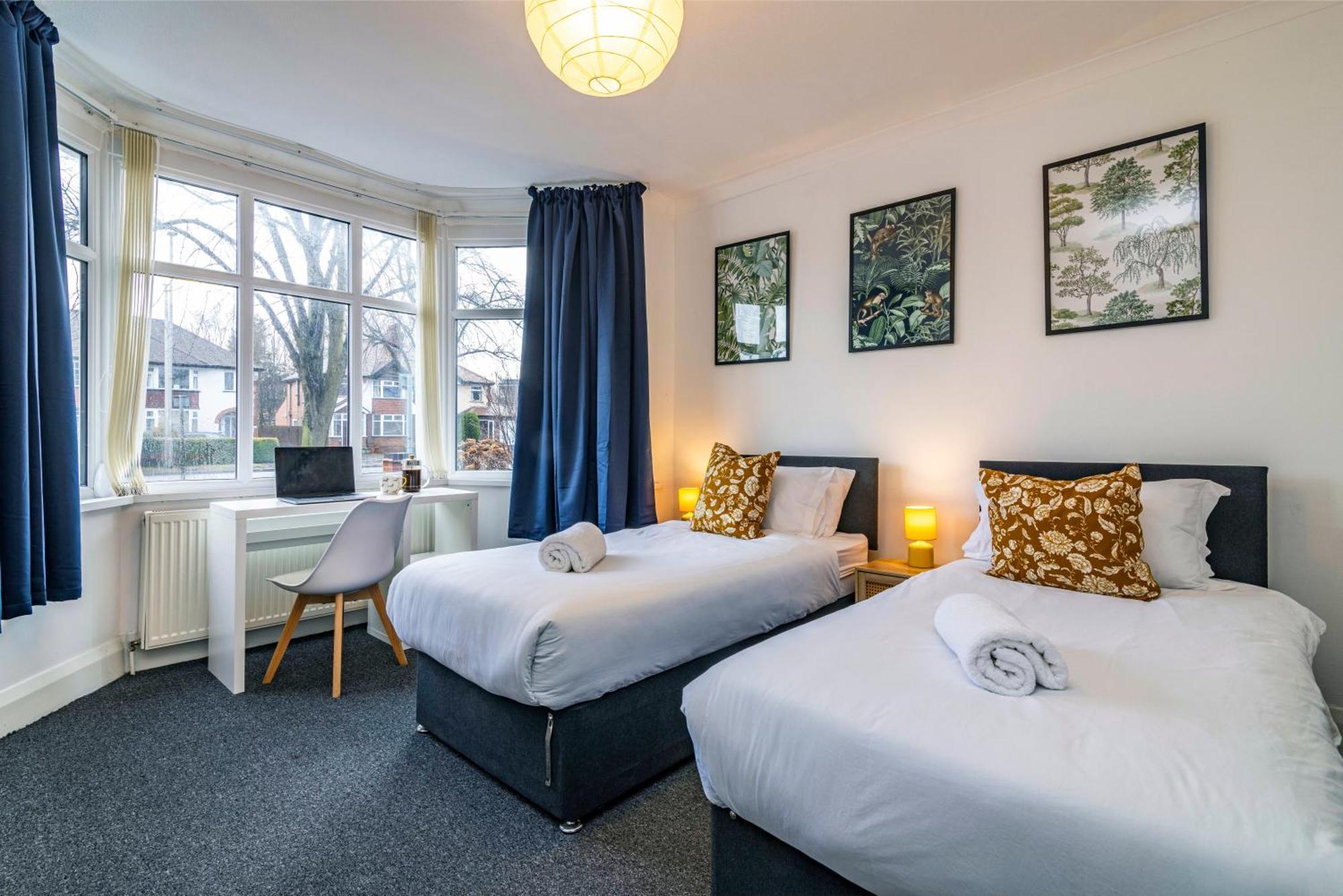 View-off-street Parking-sleeps 8-fast Wifi Holiday home Nottingham