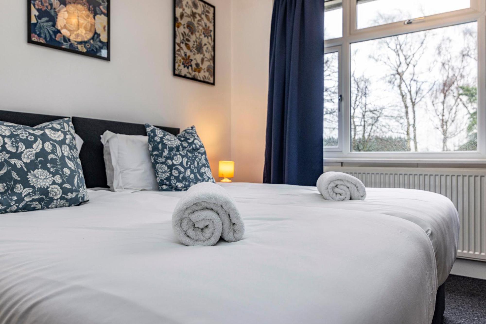View-off-street Parking-sleeps 8-fast Wifi Nottingham