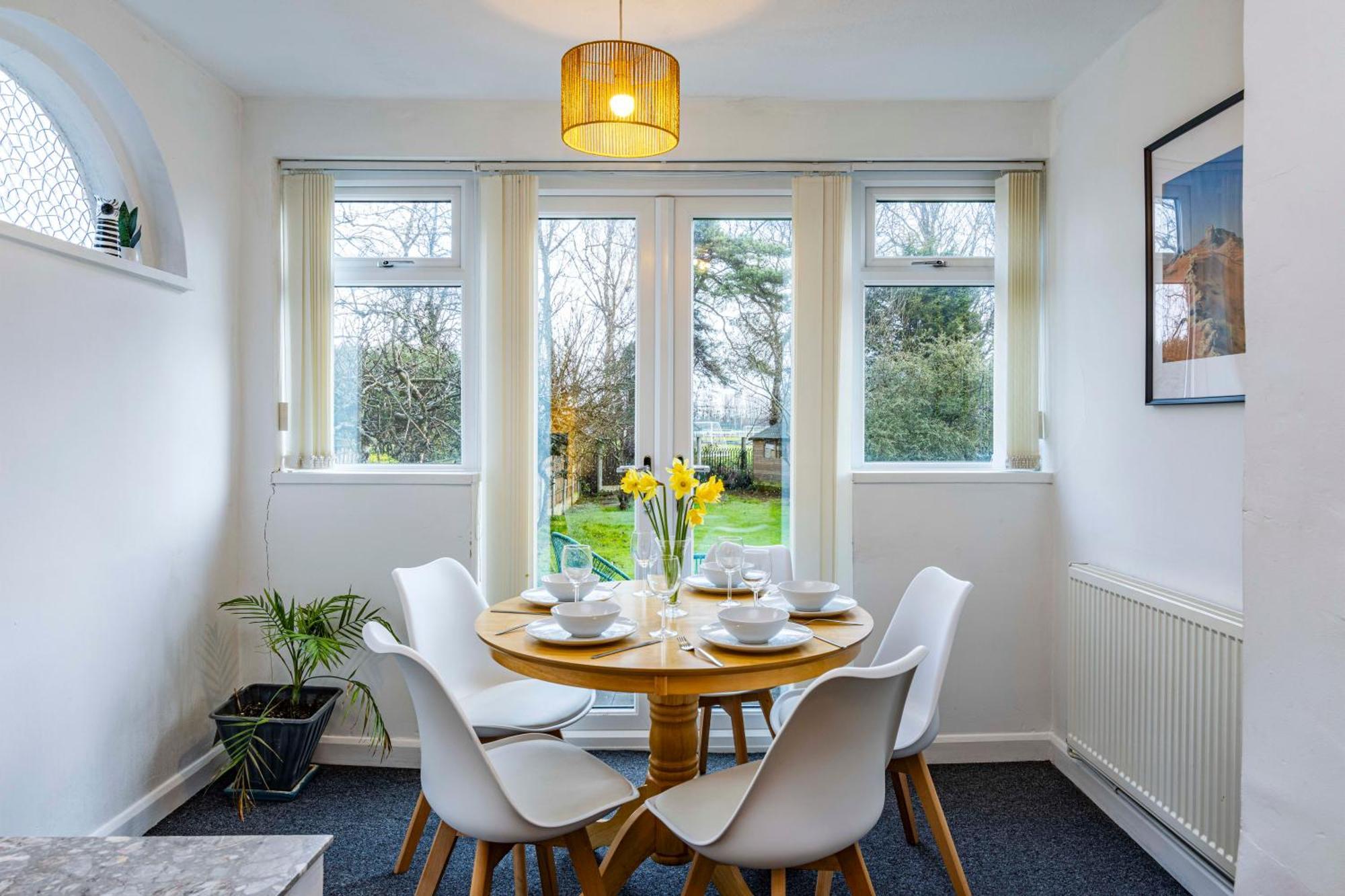 View-off-street Parking-sleeps 8-fast Wifi * Nottingham