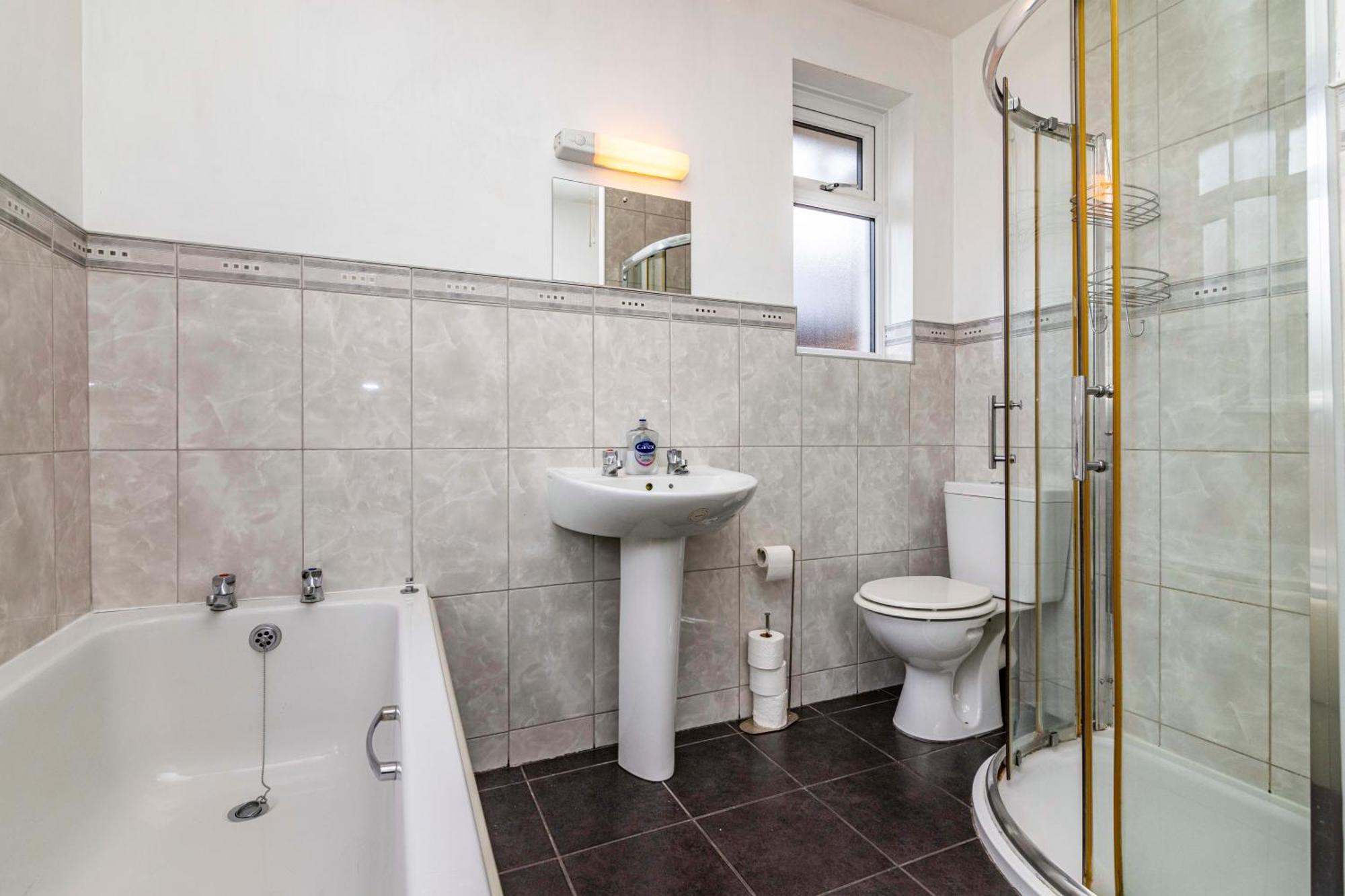 View-off-street Parking-sleeps 8-fast Wifi