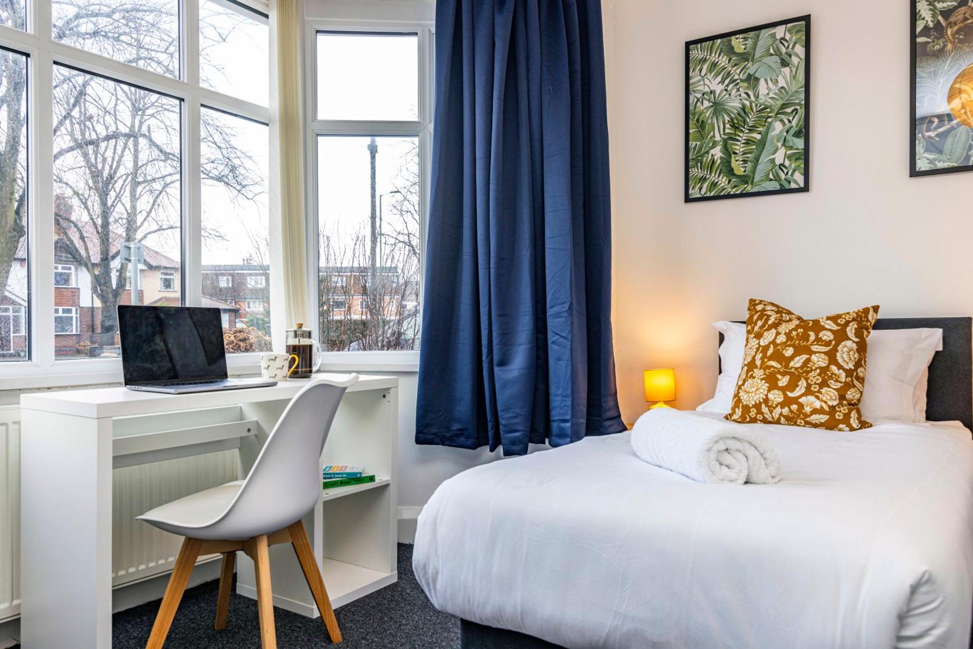 View-off-street Parking-sleeps 8-fast Wifi Holiday home