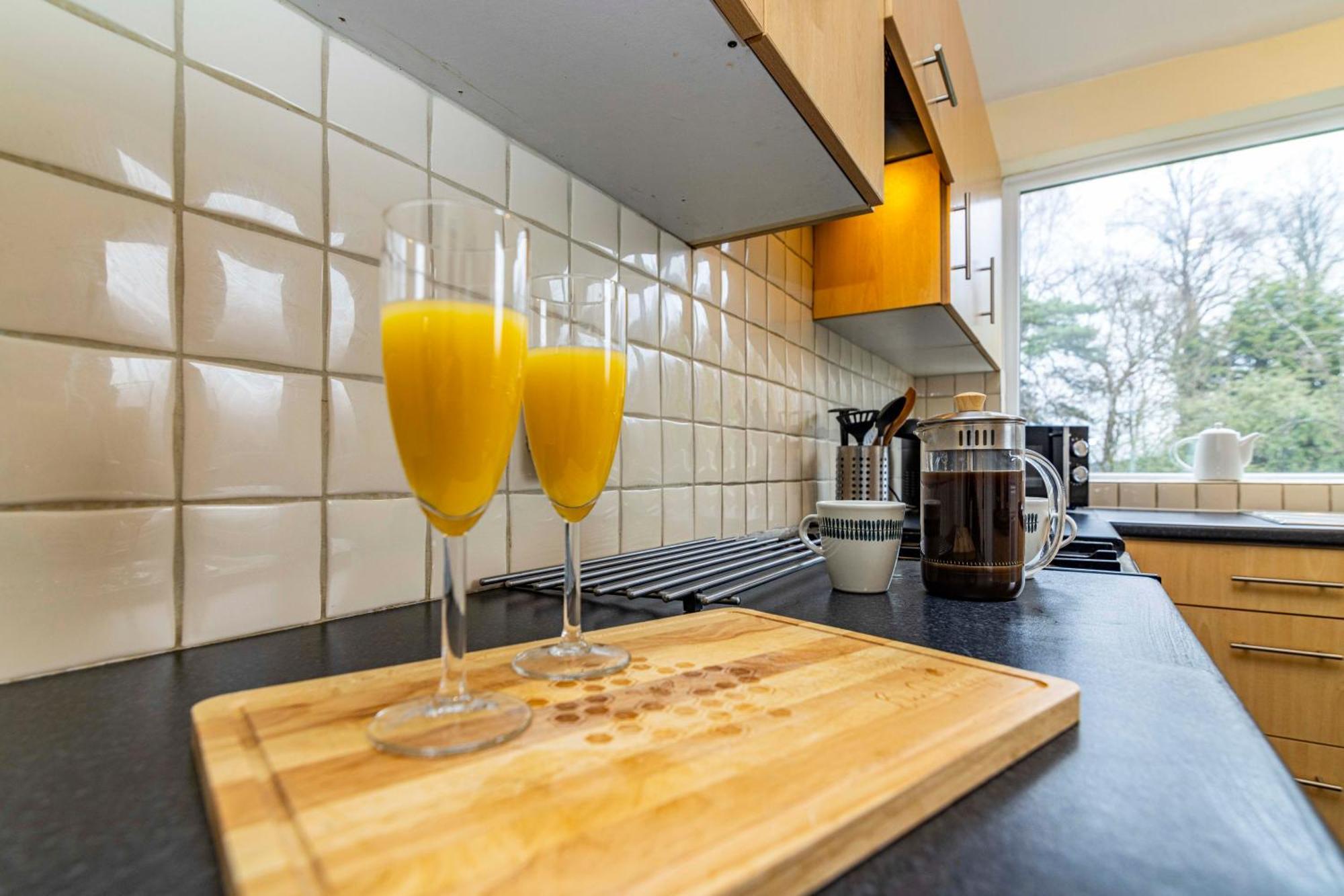 Holiday home View-off-street Parking-sleeps 8-fast Wifi
