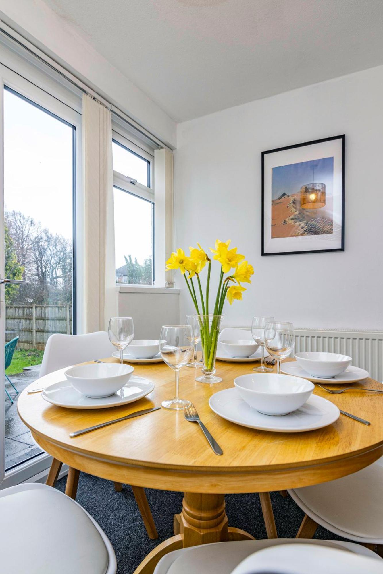 Holiday home View-off-street Parking-sleeps 8-fast Wifi *