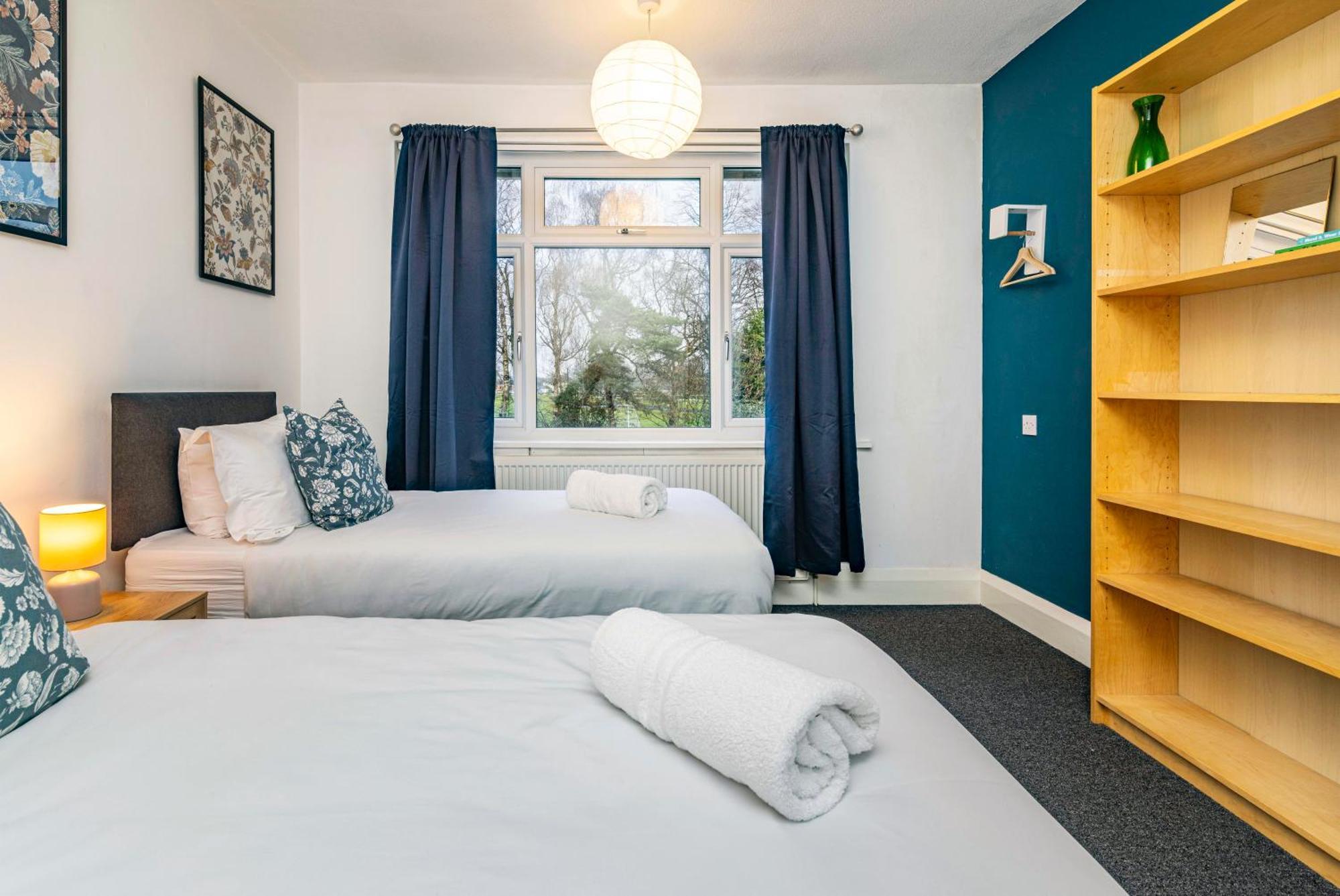 View-off-street Parking-sleeps 8-fast Wifi Holiday home Nottingham