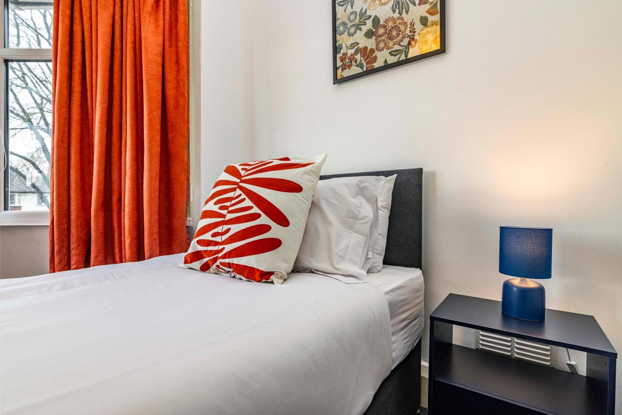 View-off-street Parking-sleeps 8-fast Wifi * Nottingham