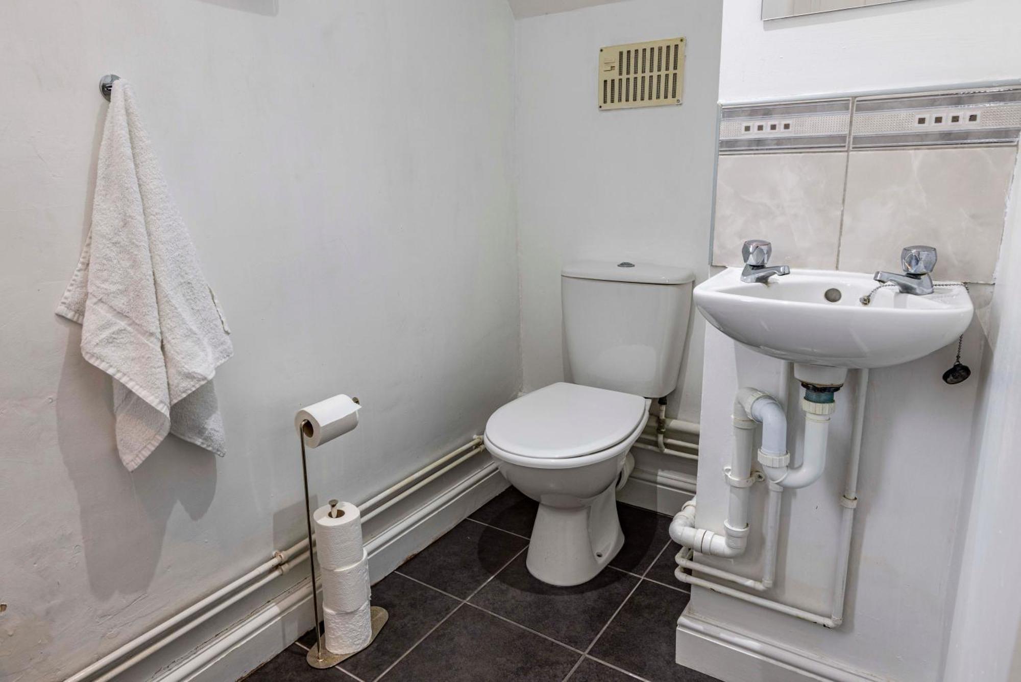 View-off-street Parking-sleeps 8-fast Wifi