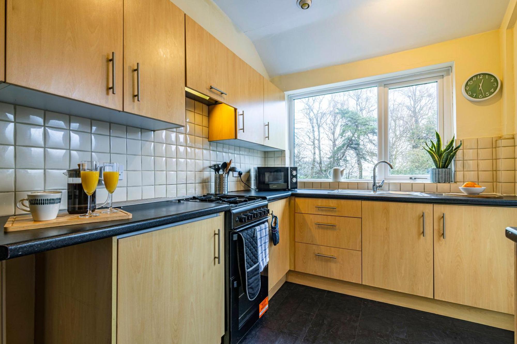 View-off-street Parking-sleeps 8-fast Wifi Holiday home *