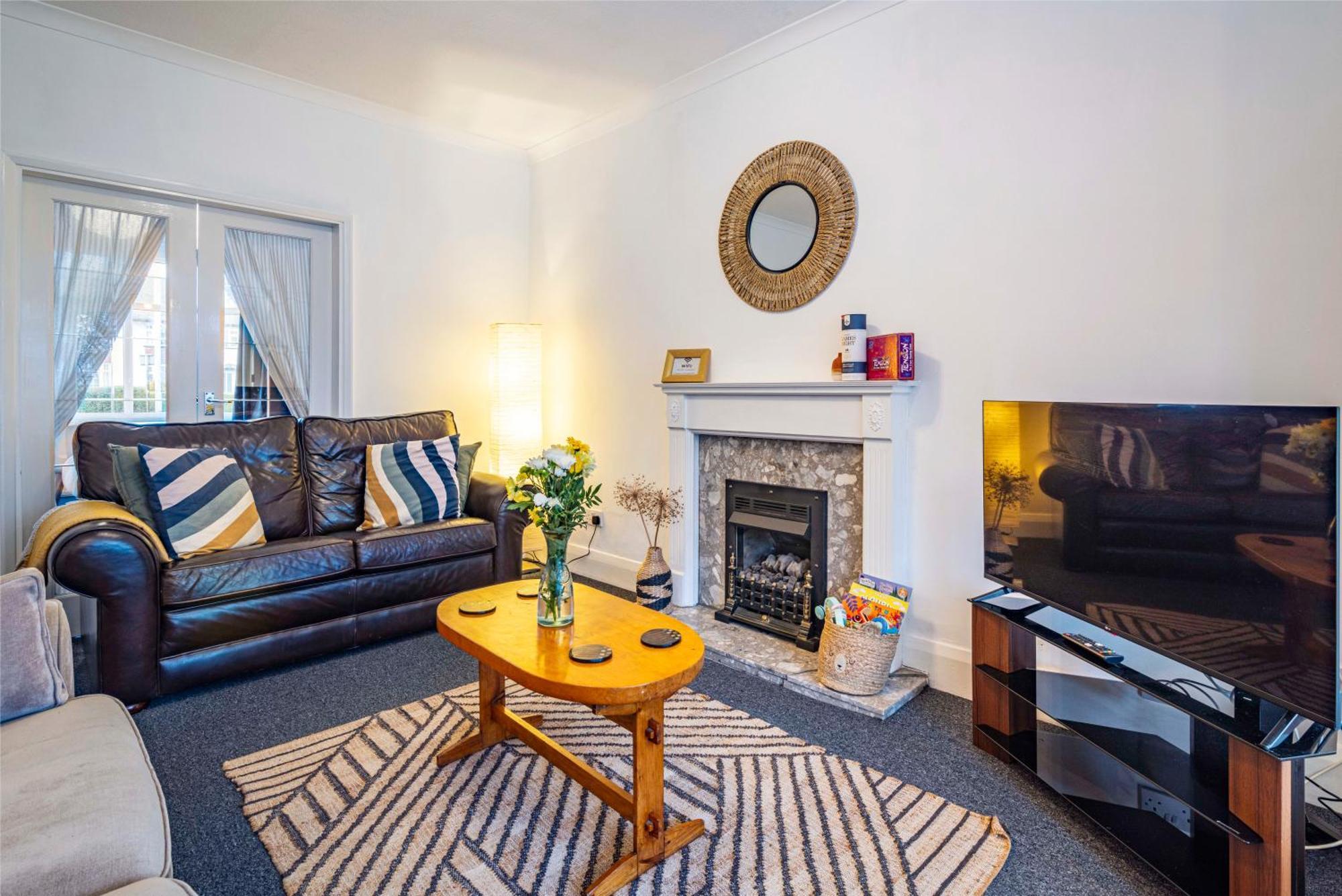 Holiday home View-off-street Parking-sleeps 8-fast Wifi *