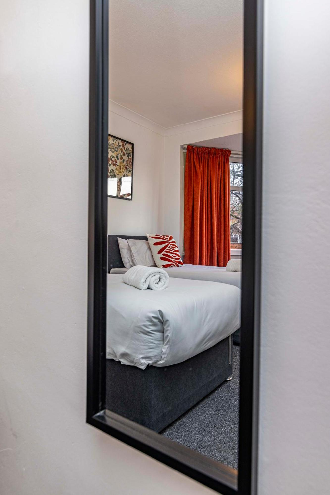 View-off-street Parking-sleeps 8-fast Wifi Holiday home Nottingham