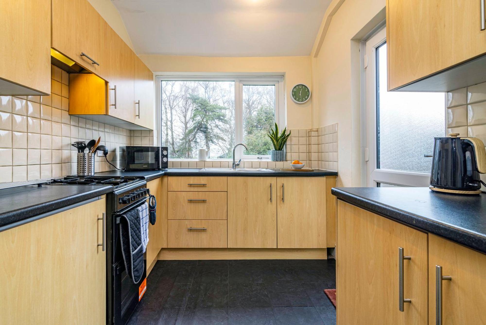 View-off-street Parking-sleeps 8-fast Wifi Nottingham