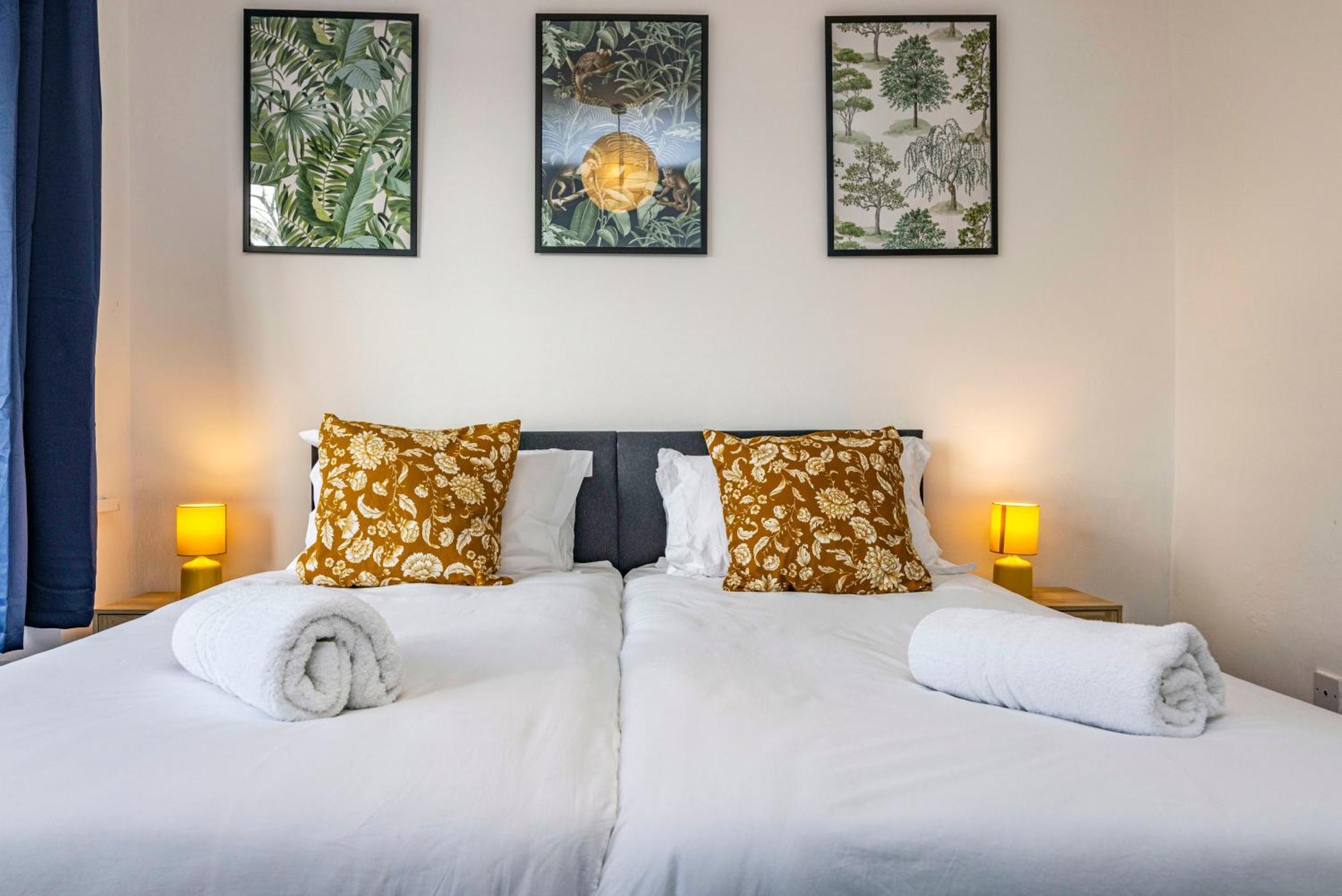 View-off-street Parking-sleeps 8-fast Wifi Holiday home *