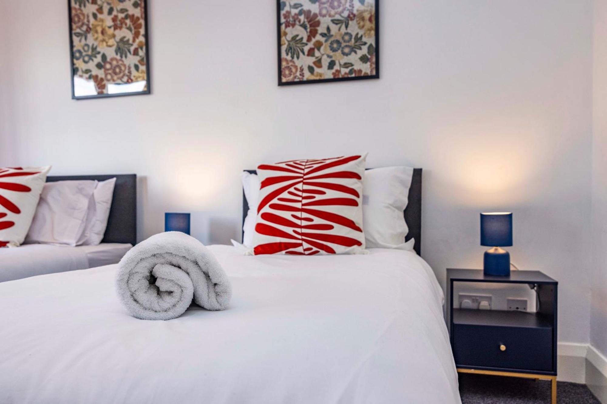 Holiday home View-off-street Parking-sleeps 8-fast Wifi