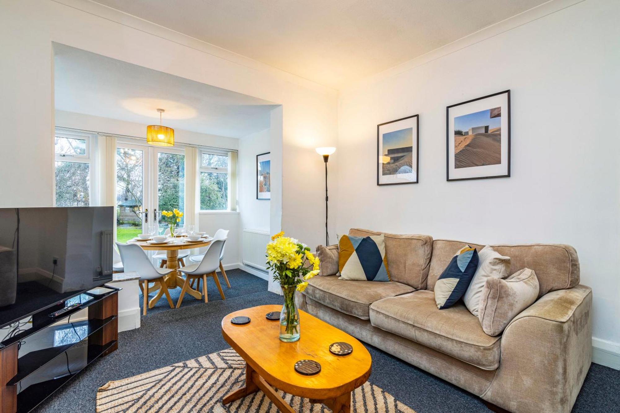 Holiday home View-off-street Parking-sleeps 8-fast Wifi *