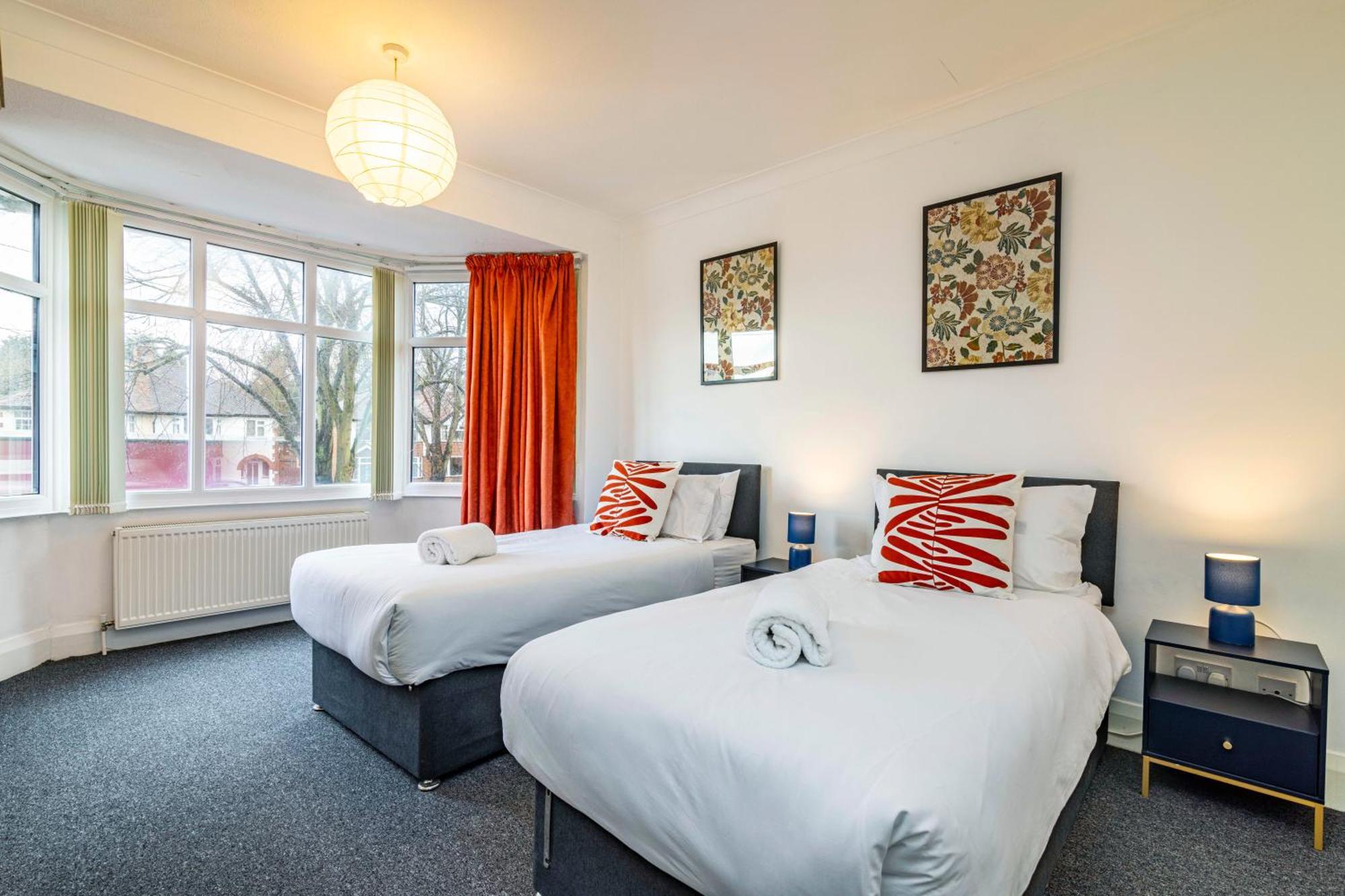 View-off-street Parking-sleeps 8-fast Wifi Nottingham