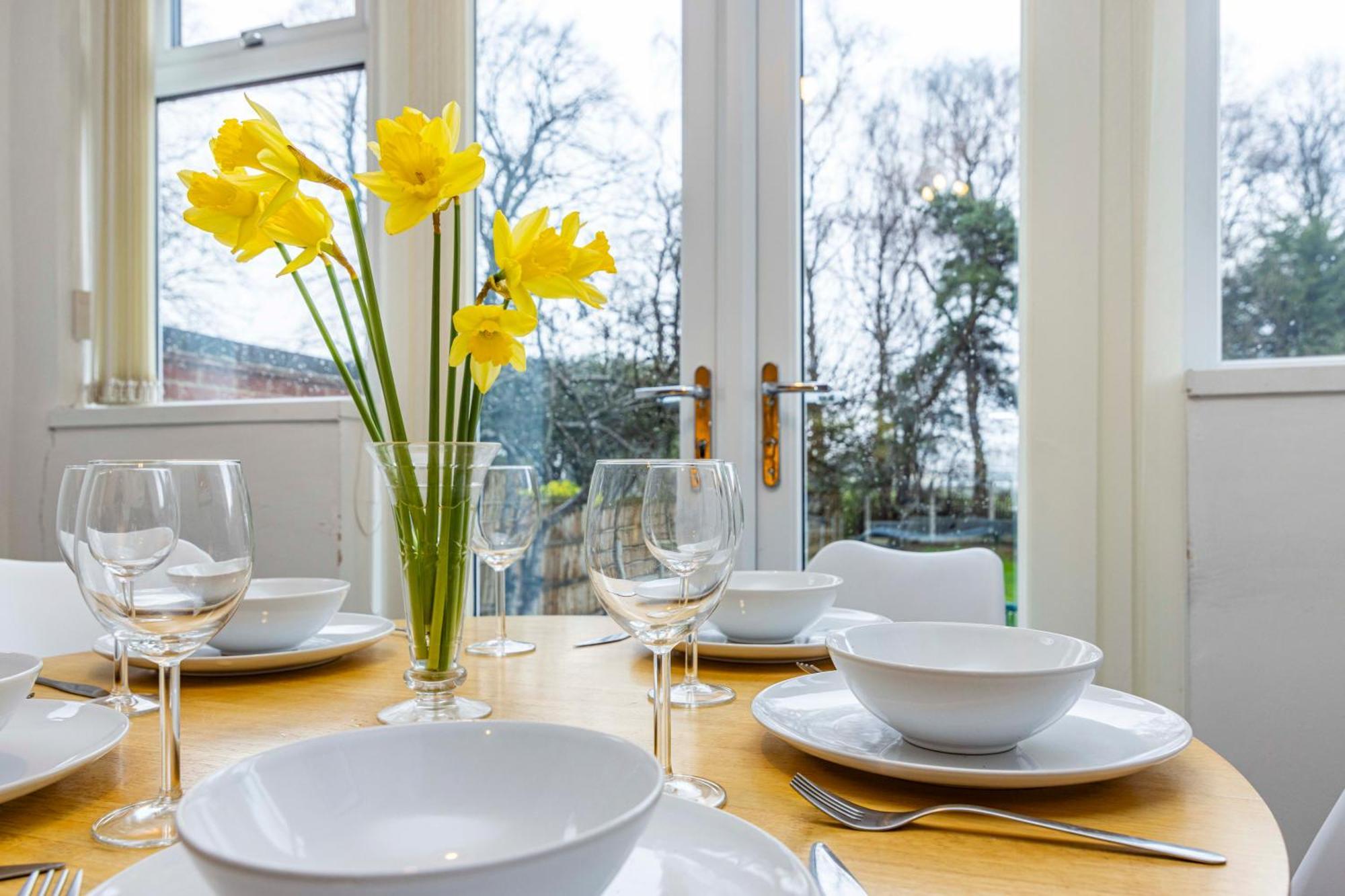 View-off-street Parking-sleeps 8-fast Wifi Holiday home