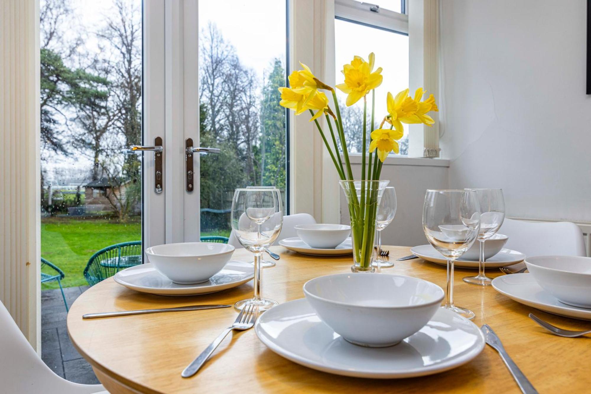 Holiday home View-off-street Parking-sleeps 8-fast Wifi