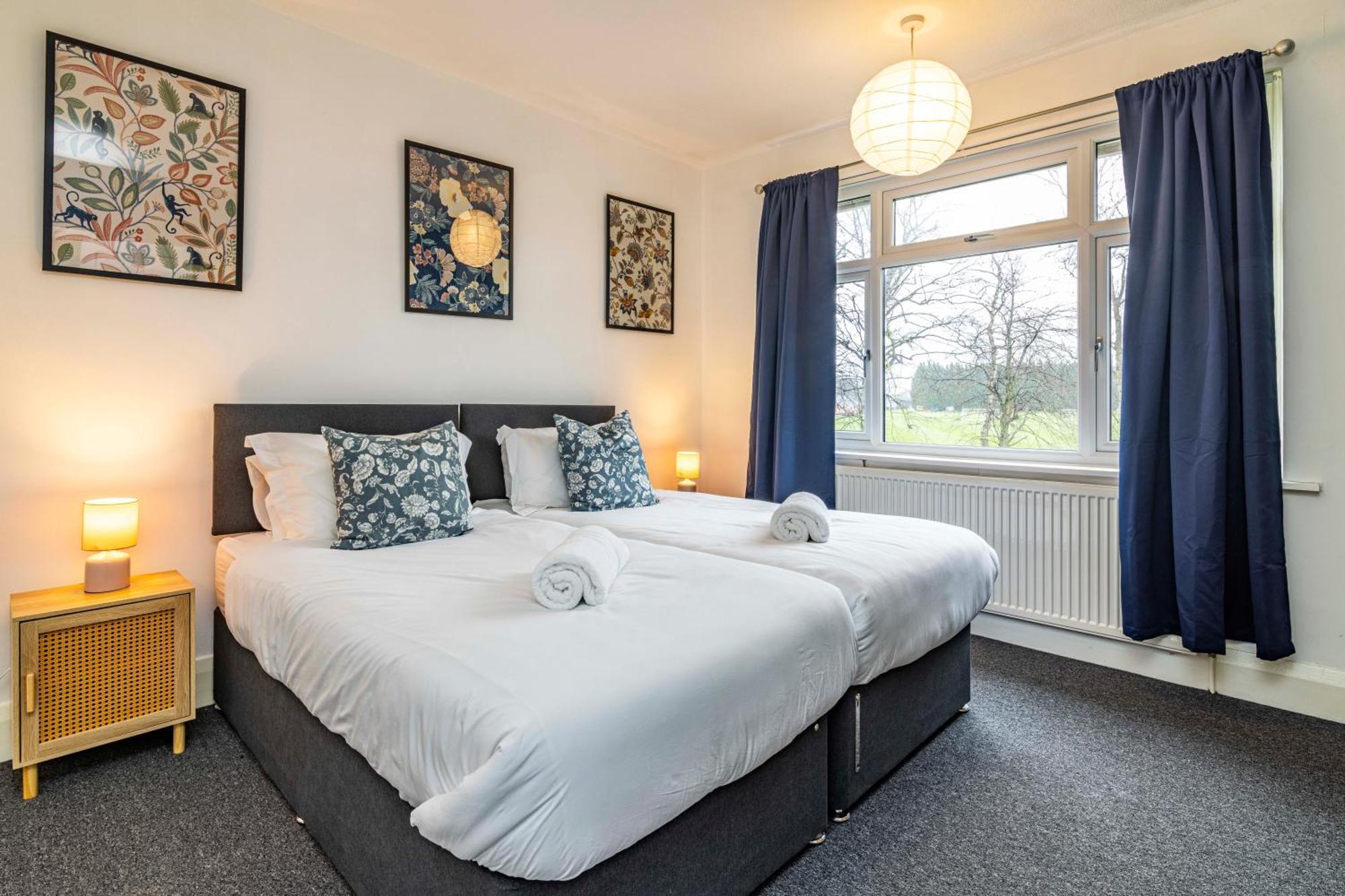 View-off-street Parking-sleeps 8-fast Wifi Nottingham