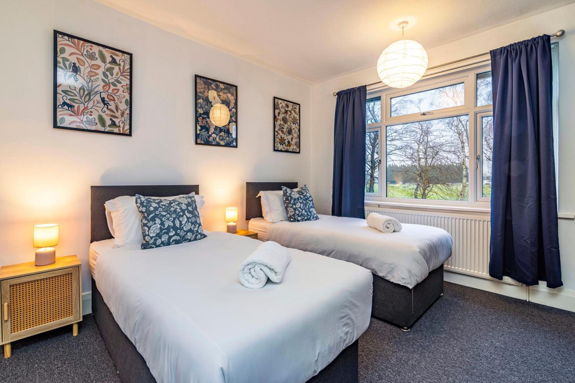 View-off-street Parking-sleeps 8-fast Wifi Holiday home Nottingham