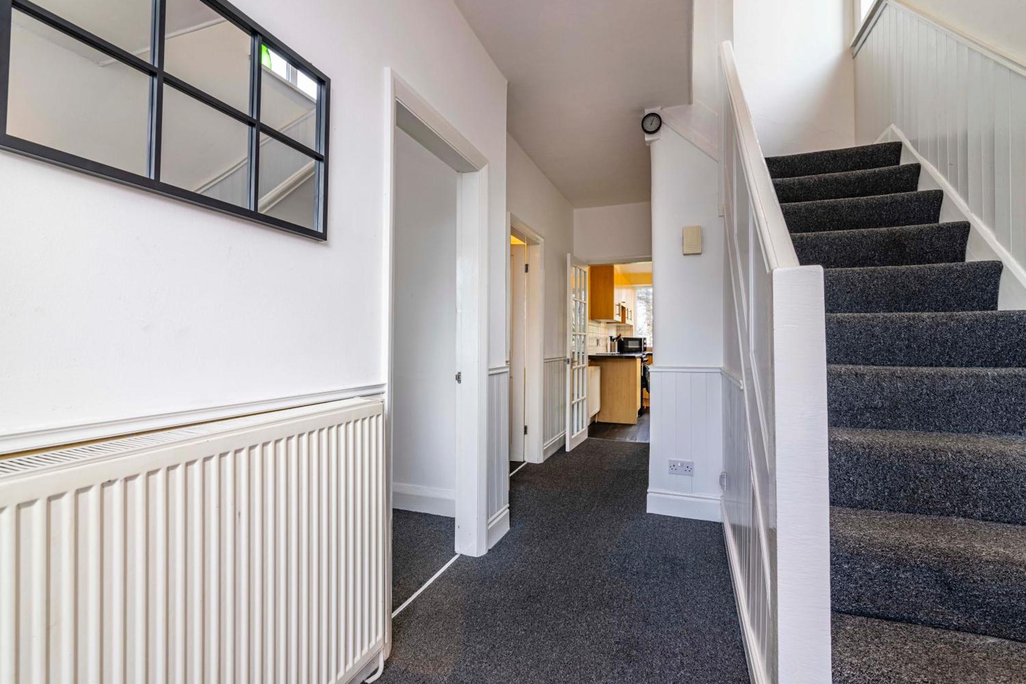 Holiday home View-off-street Parking-sleeps 8-fast Wifi