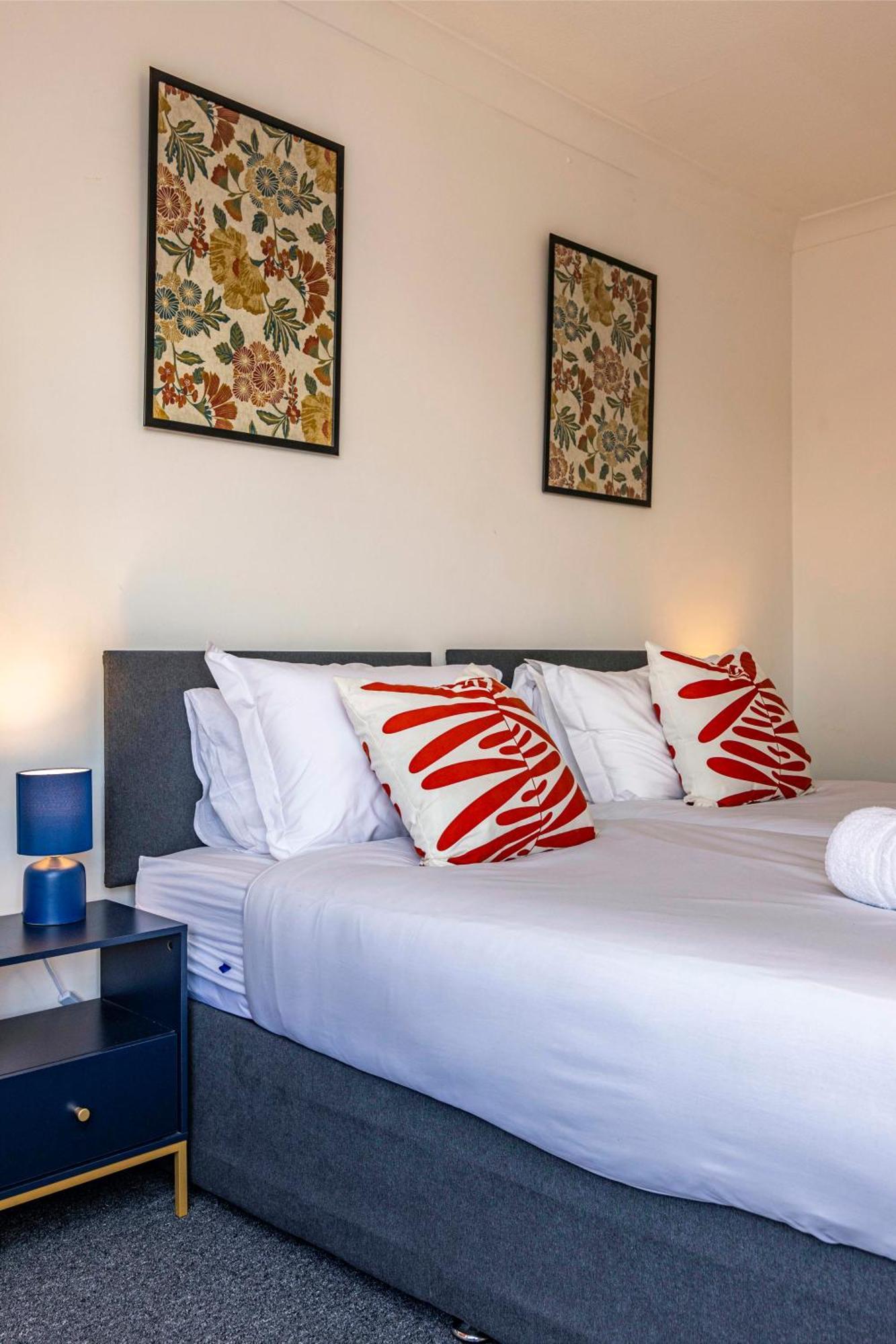 View-off-street Parking-sleeps 8-fast Wifi Holiday home *